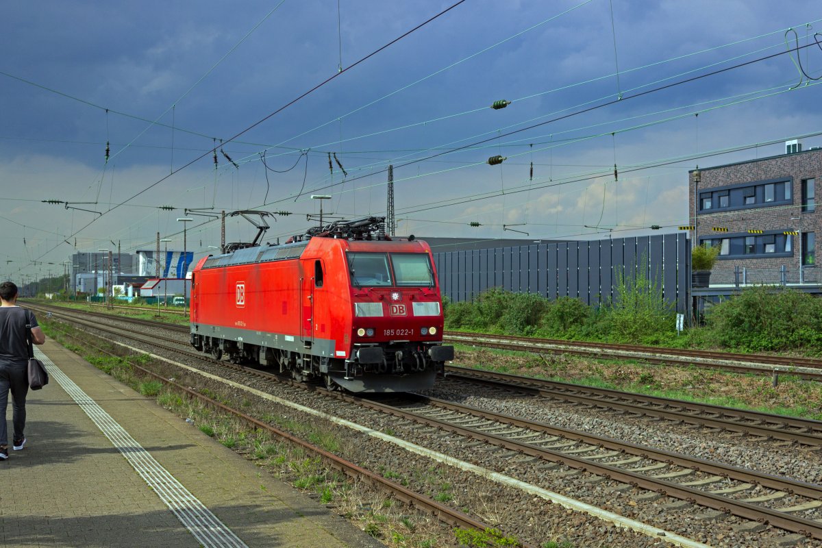 Als Leerfahrt durchfuhr 185 022 am Nachmittag des 13.04.22 den Bahnhof Hilden in Richtung S�den.