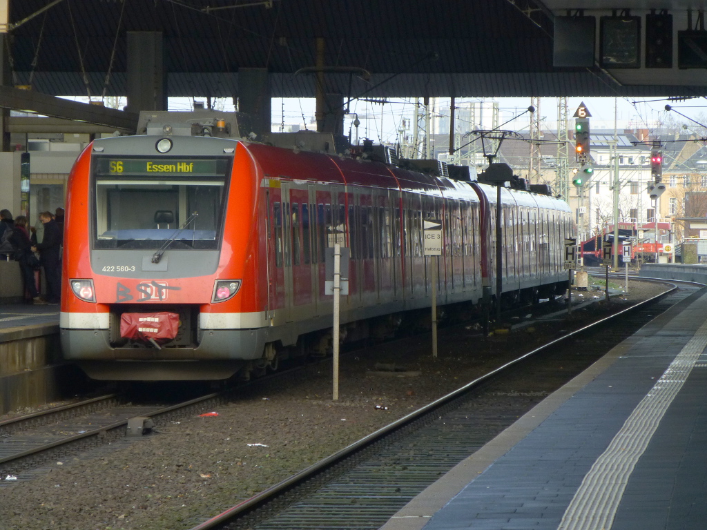 Als S6 wartet diese Doppeltraktion 422 mit 422 560 vorne am 2.1.15 im D�sseldorfer Hbf.