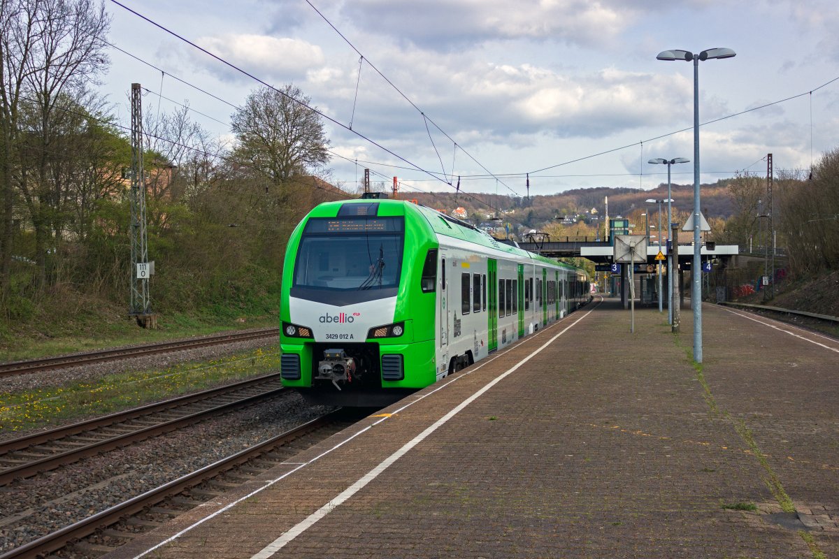 Als Zug der Linie S9 nach Haltern hat 3429 012 am 03.04.21 in Wuppertal-Sonnborn gehalten und wartet nun darauf, dass der Gegenzug die eingleisige Einf�delung der Essener Strecke in die Ortsgleise bei Vohwinkel r�umt.
