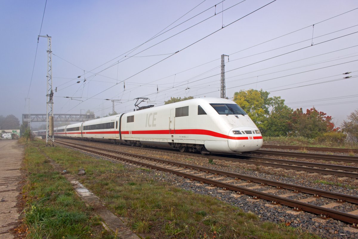 Am 13.10.2020 fuhren zahlreiche Fernverkehrsz�ge durch Saarmund, die vermutlich normalerweise den Weg �ber Halle nehmen und an diesem Tag �ber Dessau umgeleitet wurden. 401 072 f�hrt auf dieser ungew�hnlichen Route der Bundeshauptstadt entgegen.