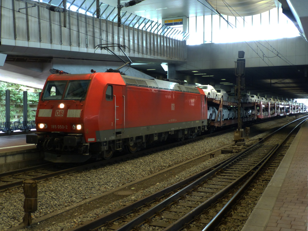 am 19.9.13 h�lt 185 050 kurz an einem roten Signal in Kassel-WHH.
