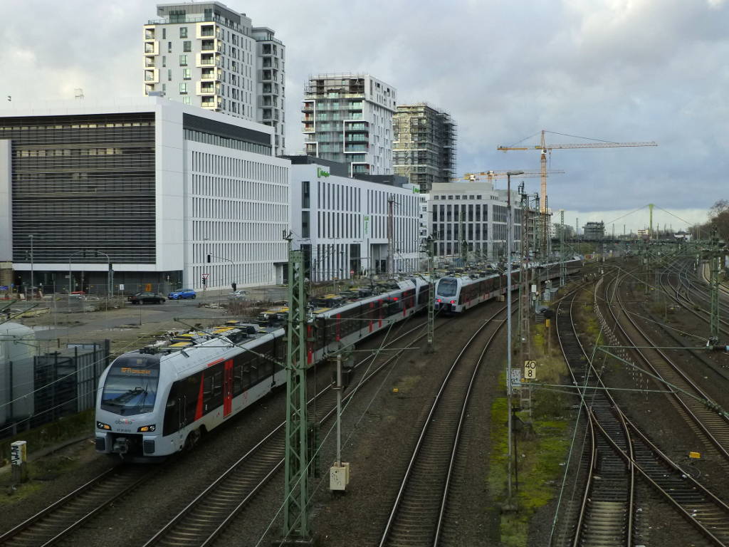 Am 2. Weihnachtsfeiertag begegnen sich in D-Wehrhahn zwei der neuen Abellio-Flirts. Auf dem Äußeren Gleis ET 25 2213 + ET ??? nach Düsseldorf, in der Gegenrichtung ist ET 25 2204 hinten sichtbar.
