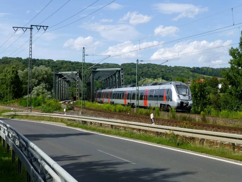 Am 30.7.17 �berquert ABRM 442 307 die Saalebr�cke in Gro�heringen Richtung Naumburg.