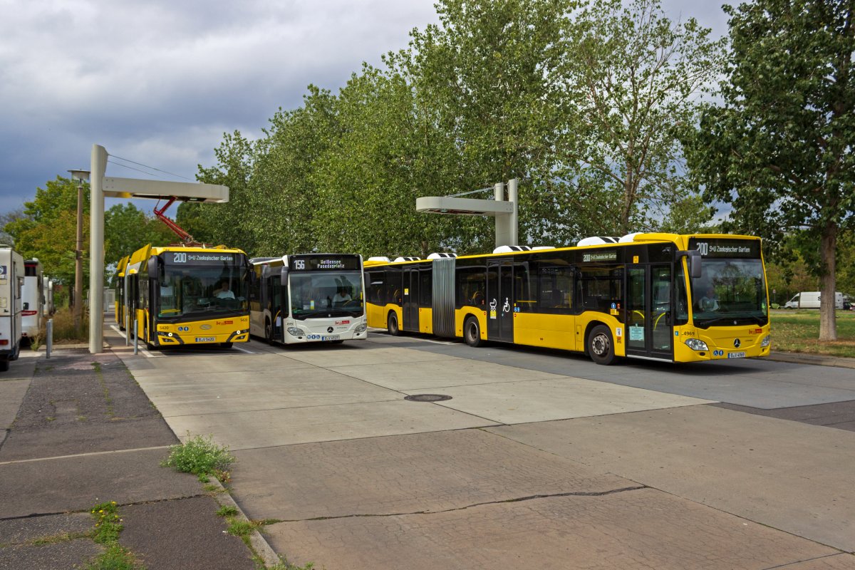 An der neu errichteten E-Bus-Ladestelle an der Michelangelostra�e in Prenzlauer Berg haben sich am 28.08.2020 neben dem neuen Elektrobus 5420, der sich gerade nachl�dt, Wagen 4969 und der Leasingbus 4919, der gleich als Kurzl�ufer der 156 zum Pasedagplatz fahren wird, versammelt.