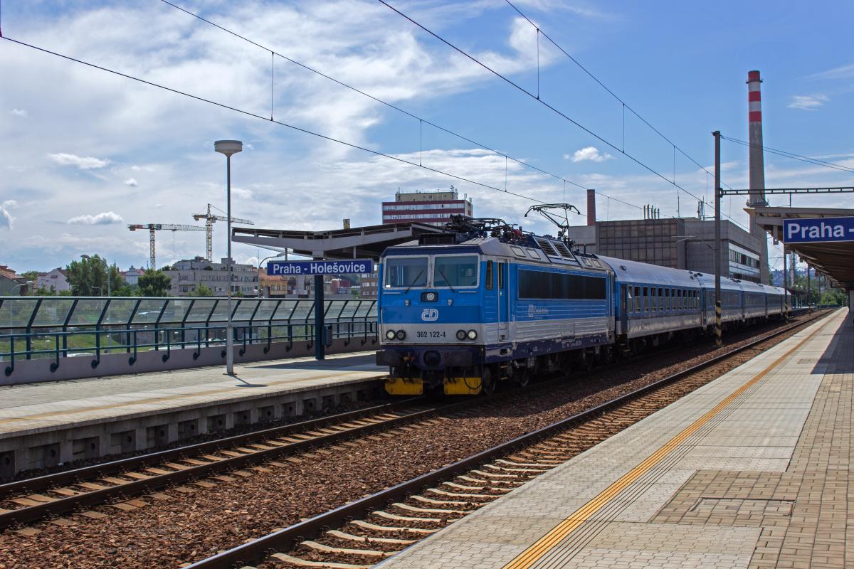 An Werktagen verkehrt am fr�hen Nachmittag zus�tzlich zum �blichen Rychlik ein beschleunigter Ex 558 von Praha-Hole�ovice nach Česk� Budějovice. 362 122 hat sich soeben p�nktlich mit diesem Zug in Bewegung gesetzt.