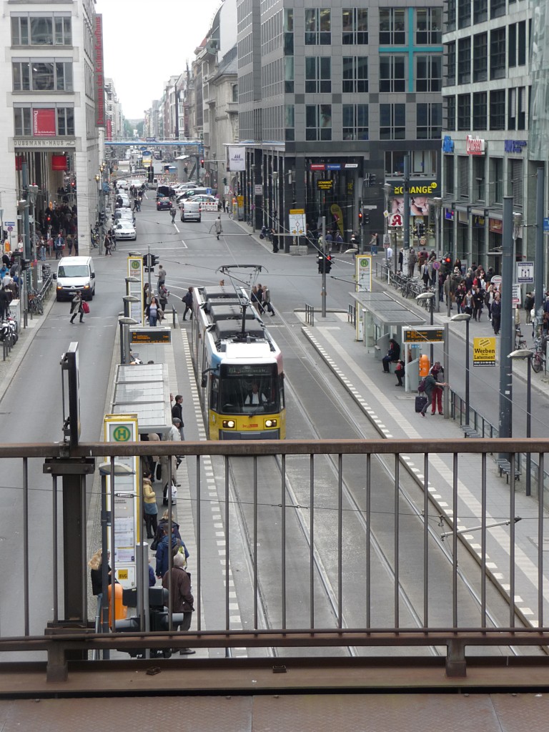 Andersrum ist dieses Motiv weltbekannt. Die Friedrichstra�e vom Bahnsteig aus gesehen. Auch im Bild und eine halbe Sekunde zu fr�h vom Gel�nder abgeschnitten: Ein unbekannter GT6N.