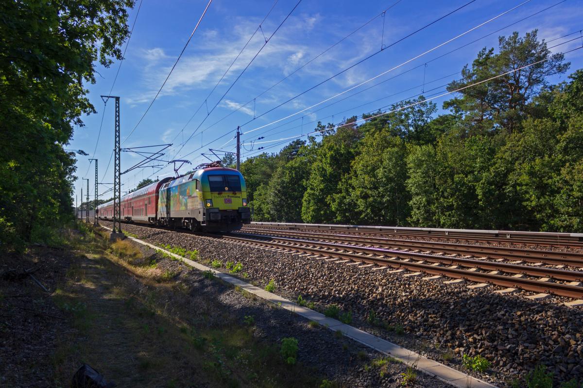 Anl�sslich des 200. Geburtstag des Schriftstellers Theodor Fontane, der aus Brandenburg stammt, wurde eine Lok der Baureihe 182 in seinen Ehren gestaltet. 182 005 kommt mit einem RE nach Frankfurt am 31.07.2020 durch Friedrichshagen.