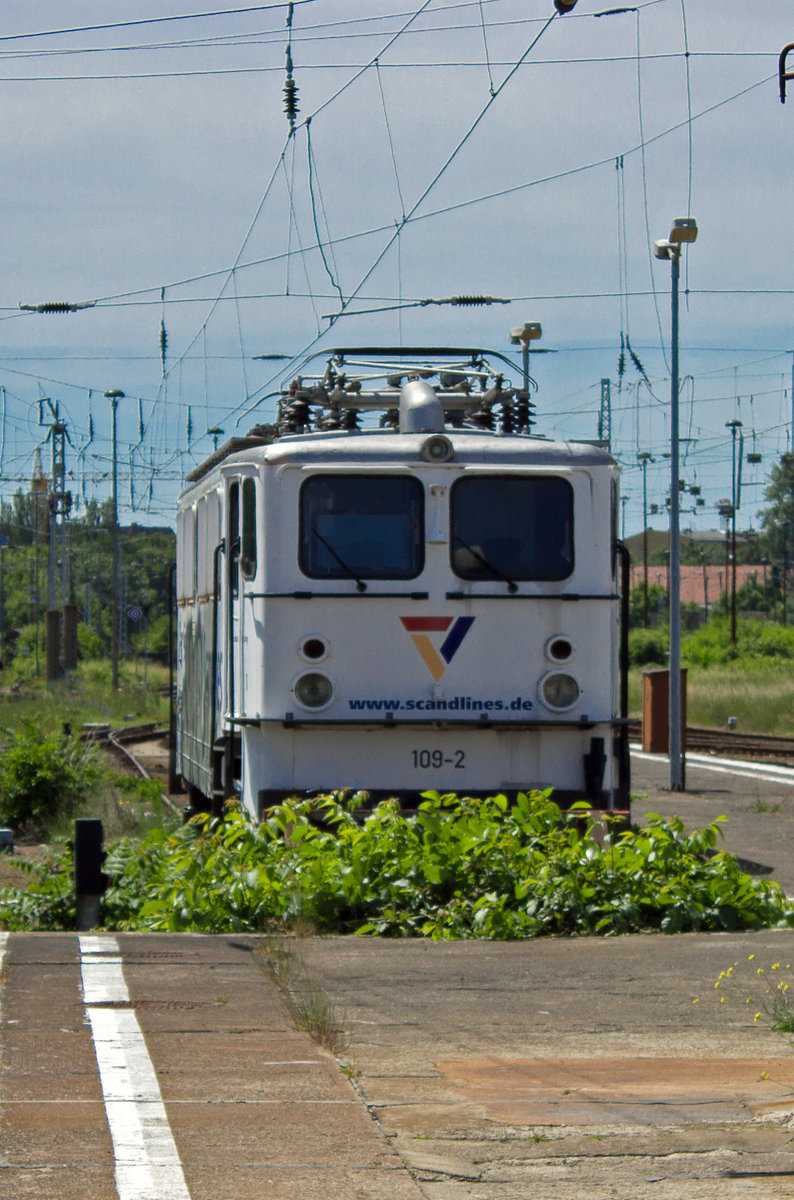 Auch am 21.06.17 stand die inzwischen weitgehend beschmierte 109-2 der Georg Verkehrsgesellschaft auf ihrem Stammplatz im Bahnhof Lichtenberg. Der Nachtzug nach Schweden wird in diesem Jahr meines Wissens nicht mehr von den Altbauloks der Baureihe 109 bespannt.