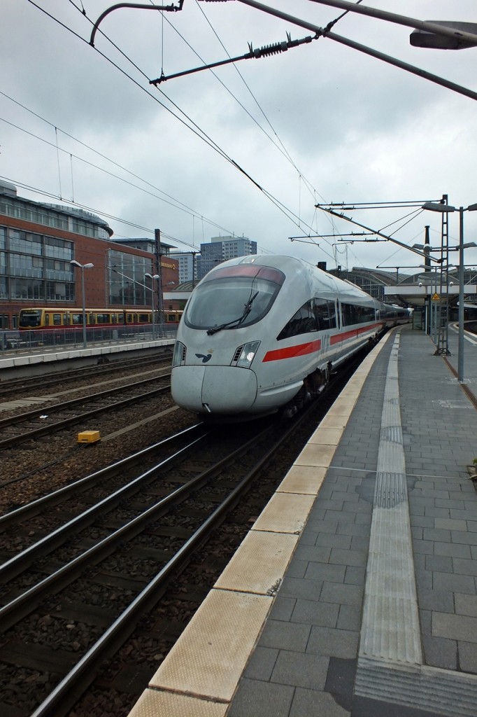 Auch ein Zug, der ans Wasser f�hrt: 605 003 und 605 018 verlassen am 15.5.14 als ICE nach Arhus (003), beziehungsweise Kopenhagen (018) den Berliner Ostbahnhof.