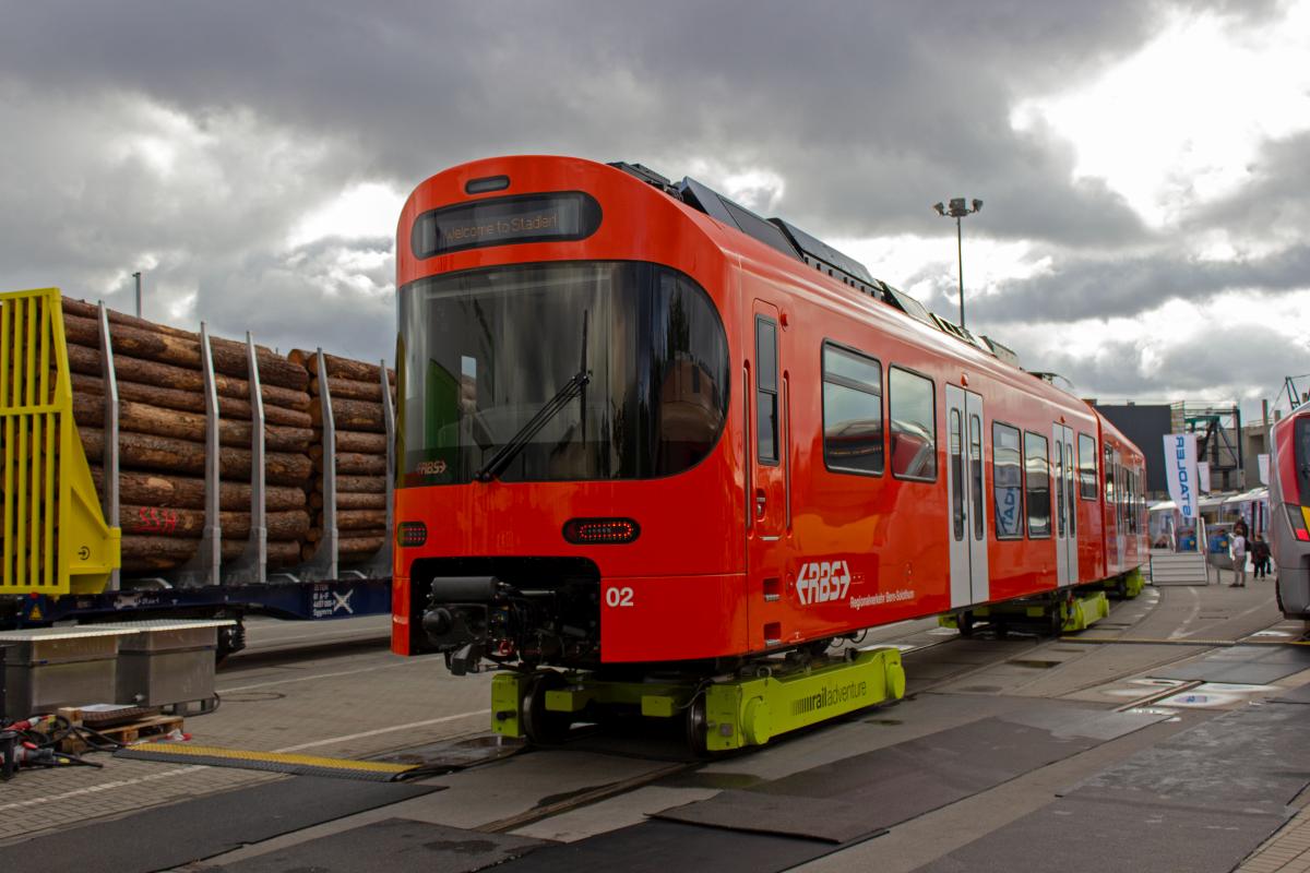 Auch Schmalspurfahrzeuge werden auf der Innotrans ausgestellt: Ein von Stadler gelieferter  Worbla , offiziell Be 4/10 der Regionalverkehr Bern-Solothurn erreichte auf LocoBuggies das Berliner Messegel�nde.