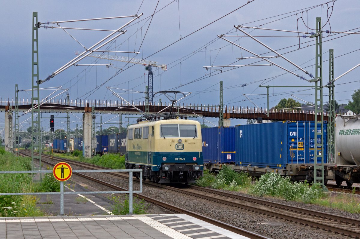 Auch wenn die Lokomotive 111 174 als ehemalige S-Bahn-Lokomotive den blau/beigen Lack erstmals tr�gt, stellt sie damit einen interessanten Blickfang auf deutschen Gleisen dar.