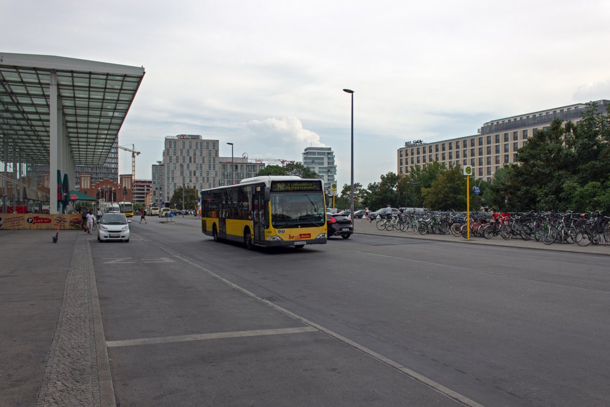 Auf der Buslinie 142 f�hrt regelm��ig alles, was die BVG zu bieten hat. Von E-Bussen, �ber Gelenkbusse bis hin zum ordin�ren Solobus kann man alle Spielarten antreffen. Am 28.08. war Wagen 1619 auf einem Kurs dieser Linie unterwegs und hat soeben seine Fahrt vom Ostbahnhof in Richtung Wedding begonnen.