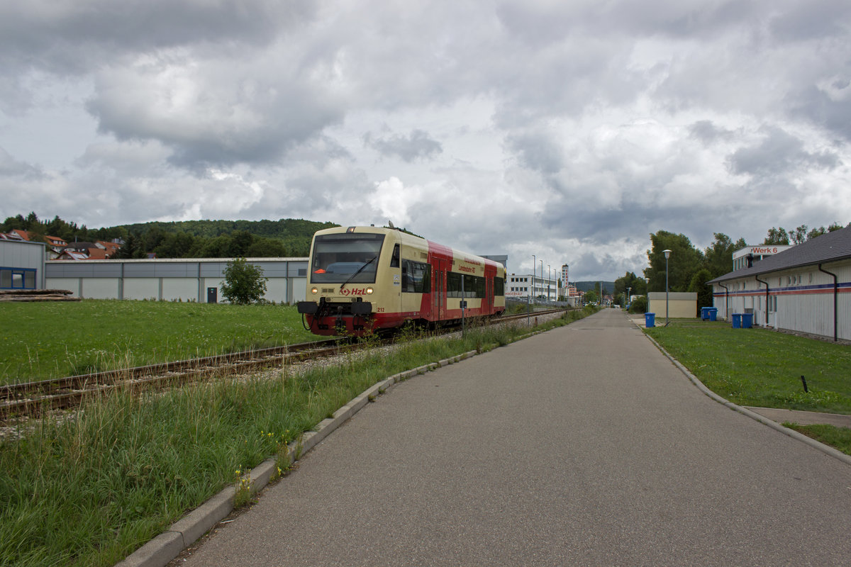 Auf dem Weg nach Balingen durchf�hrt VT 212 das Gewerbegebiet am Ortsrand von Burladingen.