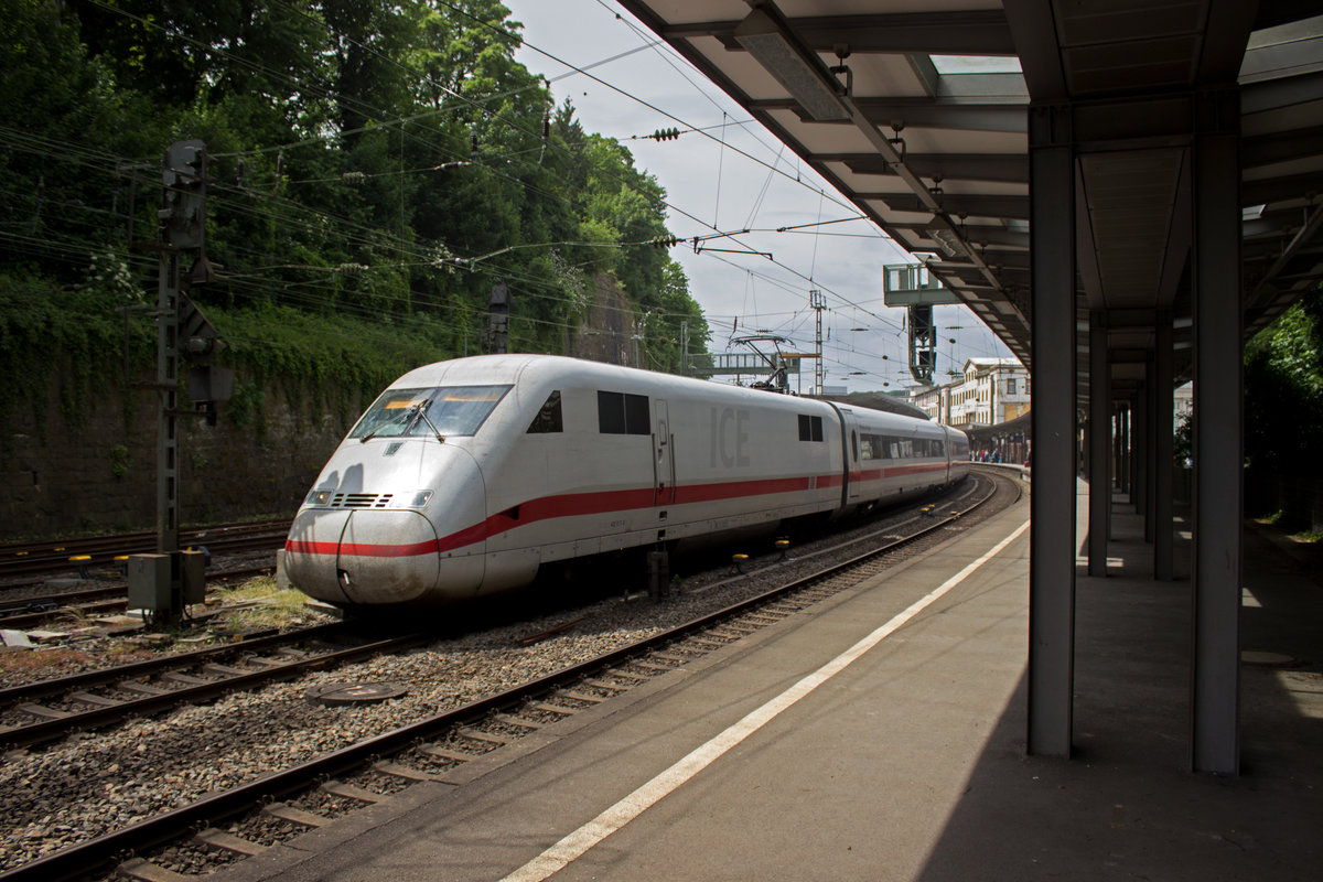 Auf dem Weg nach Berlin verl�sst 402 005 am 08.06.17 Wuppertal Hbf.