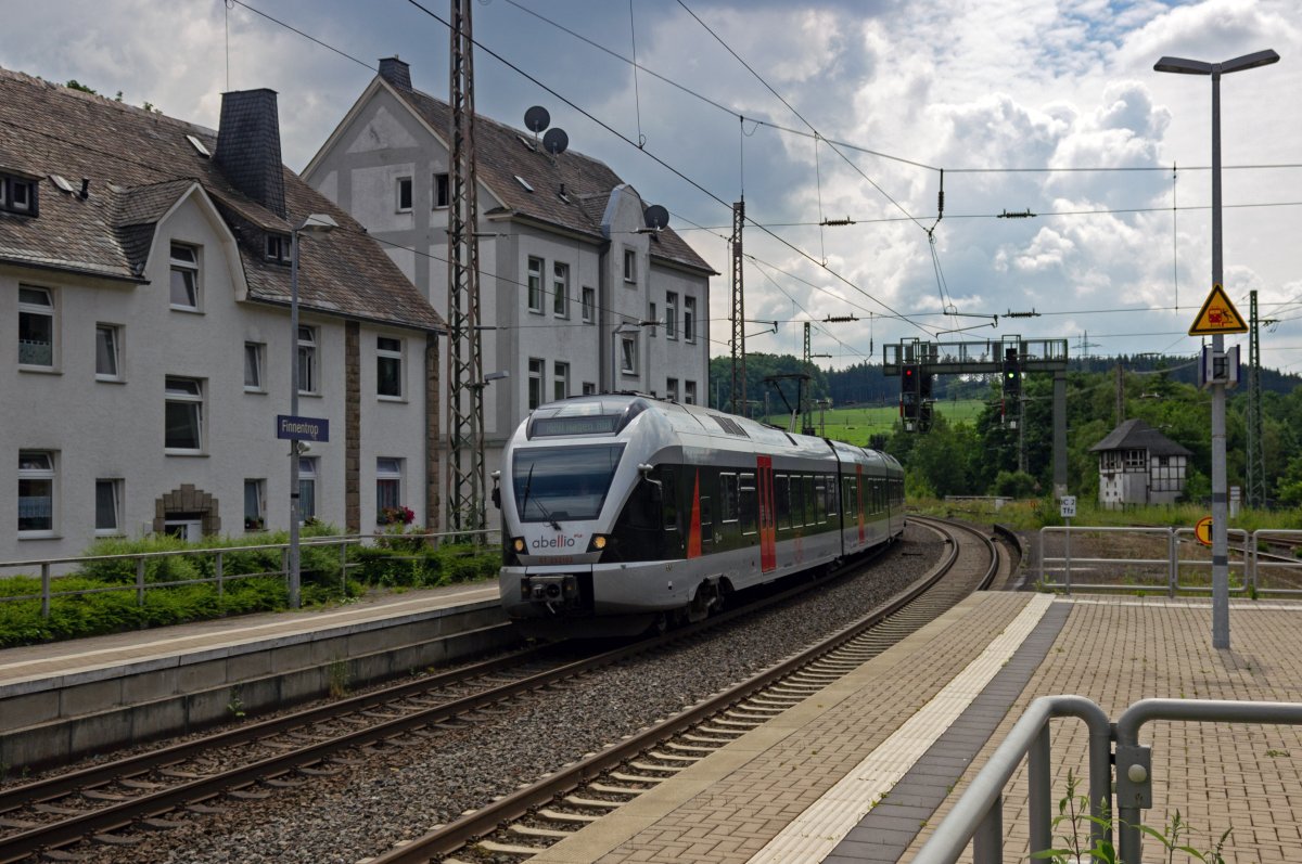 Auf dem Weg nach Hagen erreicht ET23.2102 von Abellio als RB91 am 09.07.21 Finnentrop. Der kleine Ort verf�gt noch heute �ber recht ausgedehnte Bahnanlagen, die allerdings nicht an die Ausdehnung bis in die 60er-Jahre herandreichen. Am Kreuzungspunkt mehrerer Bahnlinien gelegen hatte der kleine Ort einst eine gro�e Bedeutung.