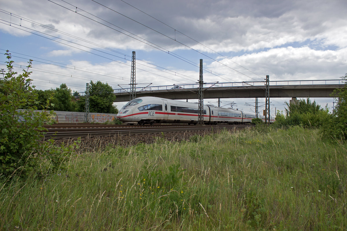 Auf dem Weg Richtung Frankfurt rauscht ICE3  Freiburg im Breisgau  durch die Felder s�dlich von K�ln-Porz.