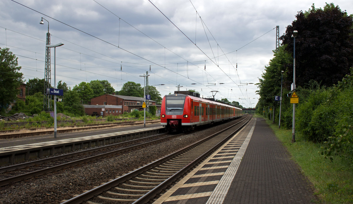 Auf der Fahrt von Koblenz nach M�nchengladbach erreichen 425 101 und 108 als RE8 den Bahnhof Bonn-Beuel, der immer wieder als Ersatzhalt f�r den Bonner Hauptbahnhof diente und daher �ber Bahnsteige in fernverkehrstauglicher L�nge verf�gt.