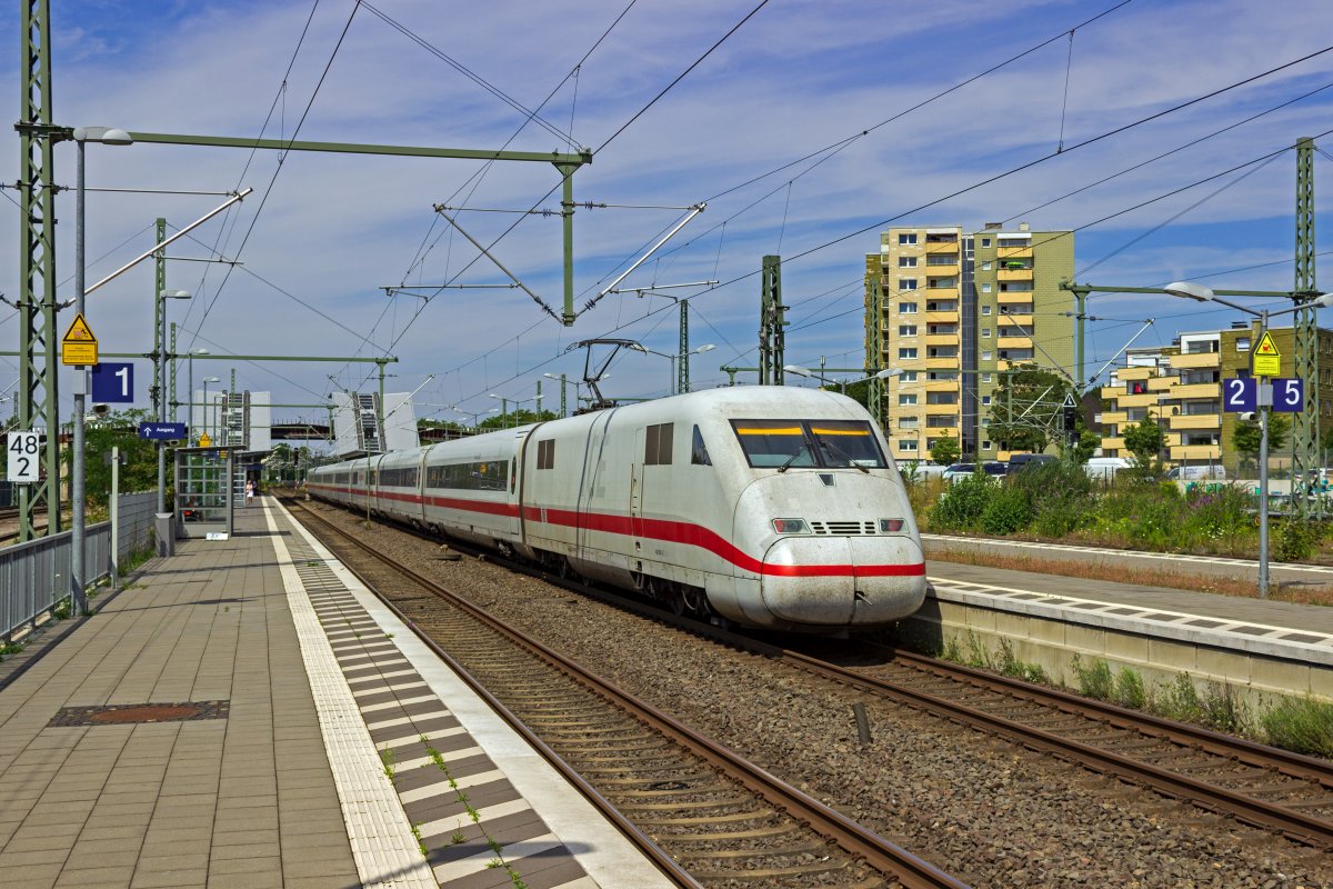 Auf der Fahrt von K�ln nach Berlin durchf�hrt der auf den Namen Rheinsberg getaufte 402 001 Opladen.