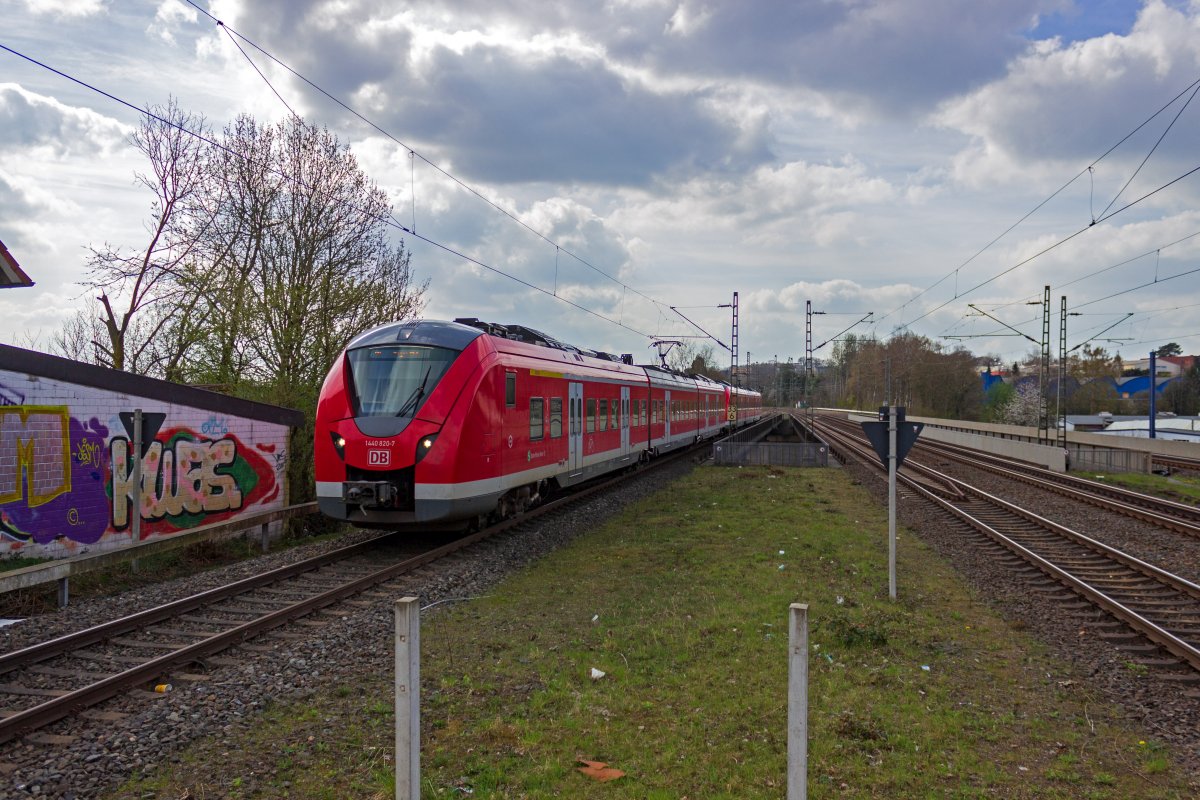 Auf der Fahrt von M�nchengladbach nach Hagen wird 1440 320 in wenigen Augenblicken in Wuppertal-Sonnborn halten.
