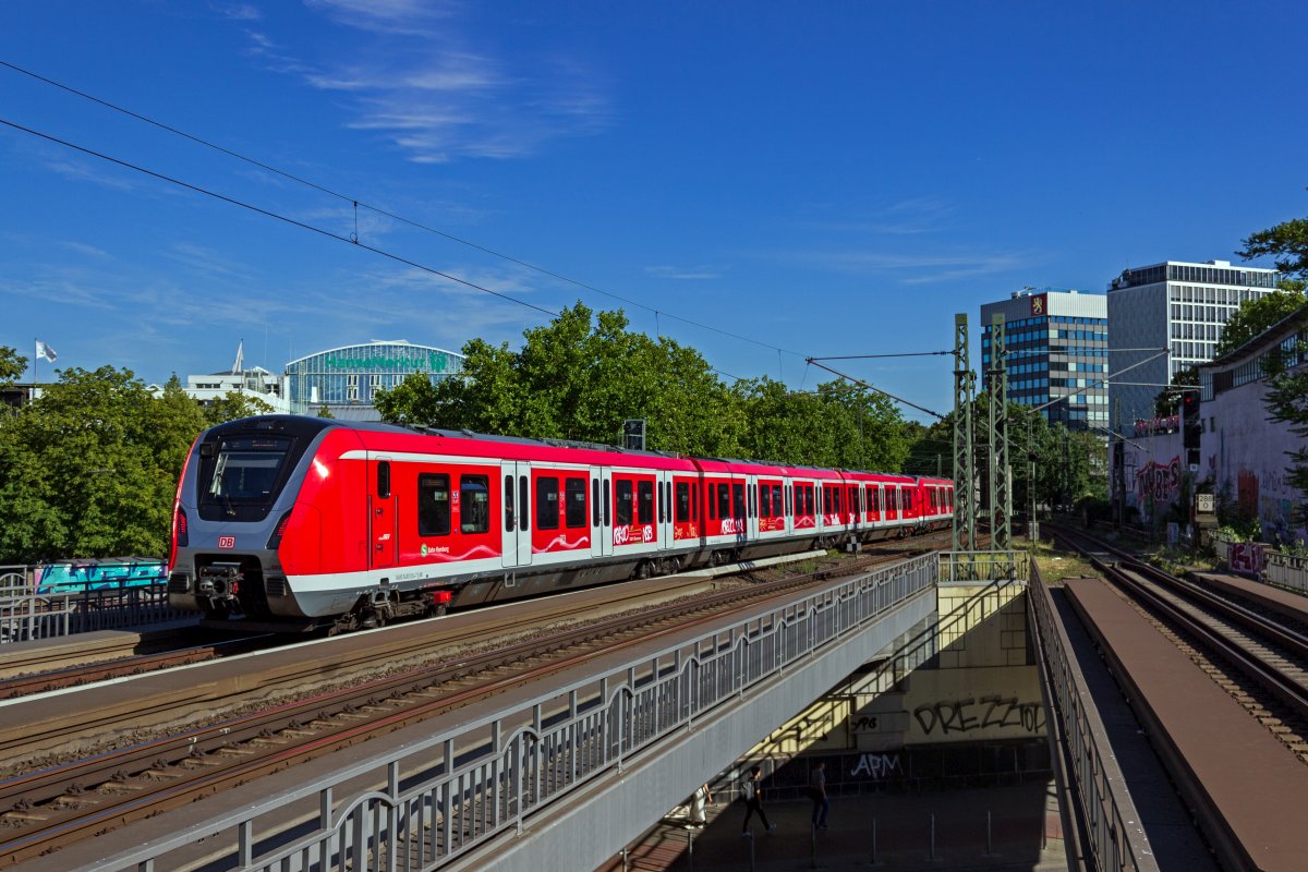 Auf der Fahrt nach Aum�hle �stlich der Hansestadt hat eine Doppeltraktion aus 490 024 und einem weiteren Triebwagen soeben den Haltepunkt Hamburg-Dammtor verlassen.