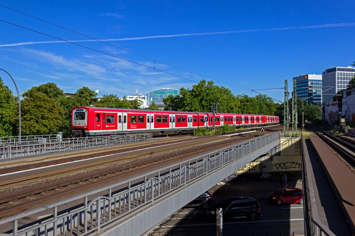 Auf der Fahrt von Poppenb�ttel nach Blankenese erreichen die Triebz�ge 472 061 und 472 016 am 05.08.2020 den Haltepunkt Hamburg-Dammtor.
