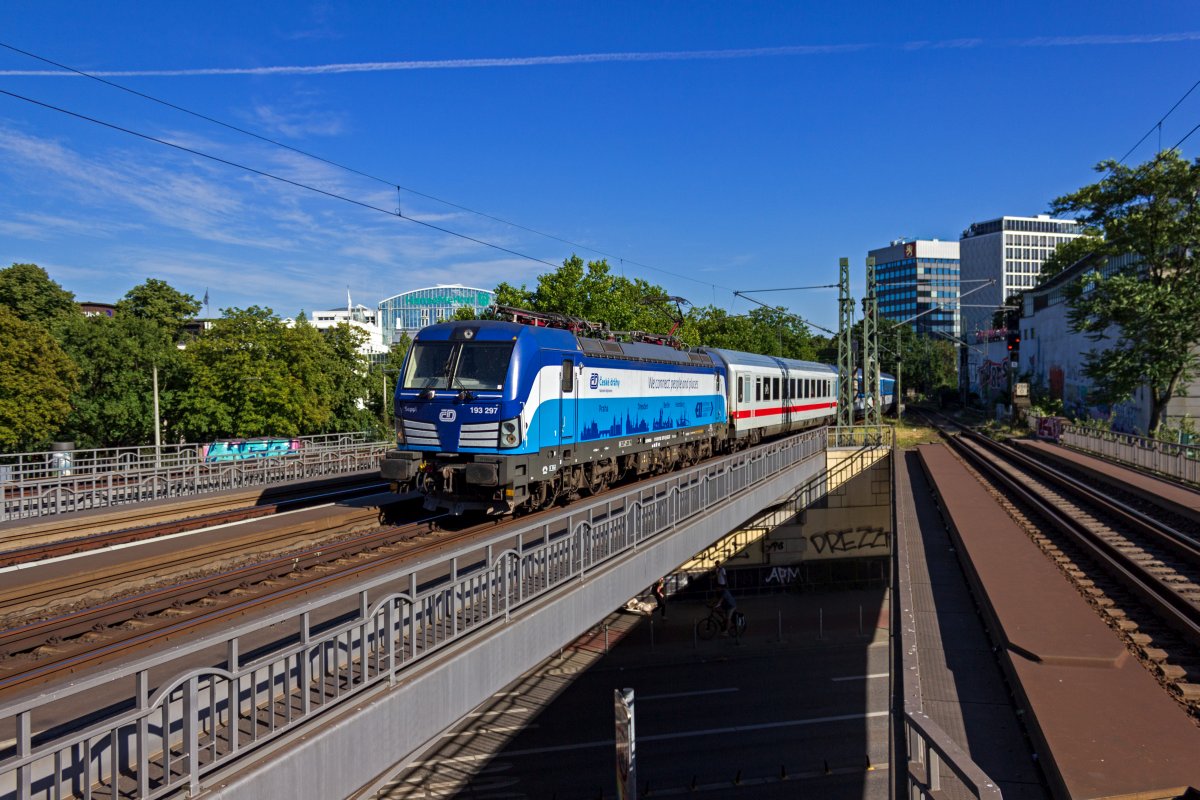 Auf der Fahrt von Prag hat dieser EC das Ziel in Hamburg-Altona fast erreicht. Der von der DB gestellte Wagen hinter der Lok st�rt etwas das farbliche Zusammenspiel zwischen Lok und Wagen.