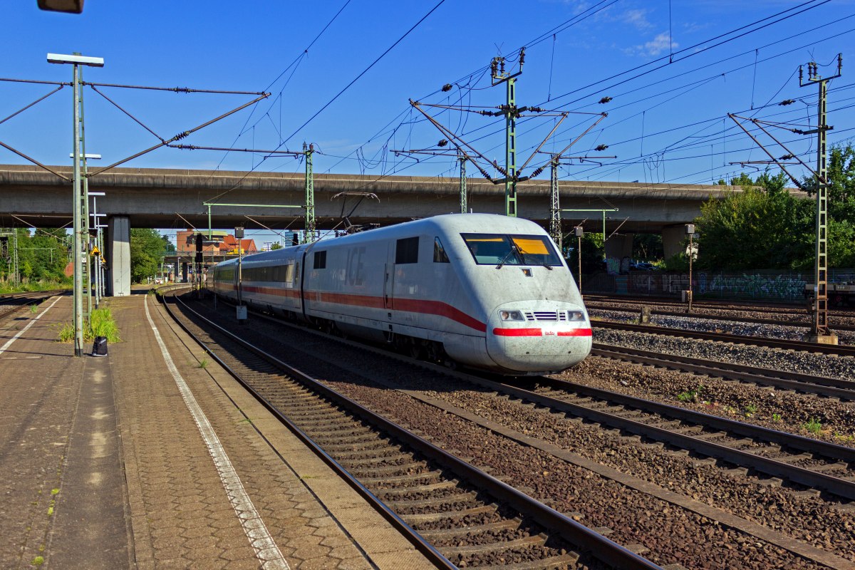 Auf der Fahrt in Richtung S�den durchf�hrt 401 078 am 05.08.2020 Hamburg-Harburg.