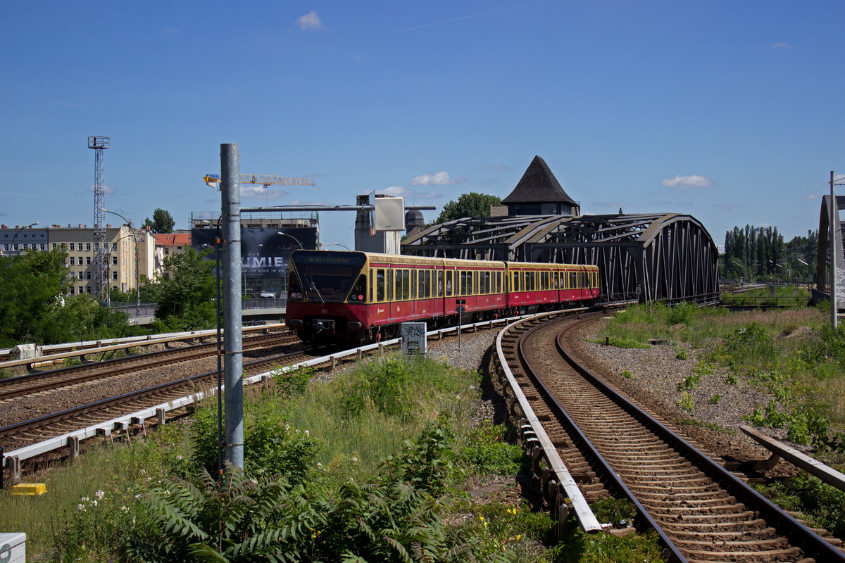Auf der Linie S8 findet man eine bunte Mischung aller vorhandenen Baureihen der S-Bahn Berlin. So auch die Baureihe 480. Ein Halbzug ebendieser Bauart verl�sst am 21.06.17 den Bahnhof Treptower Park in Richtung Norden.