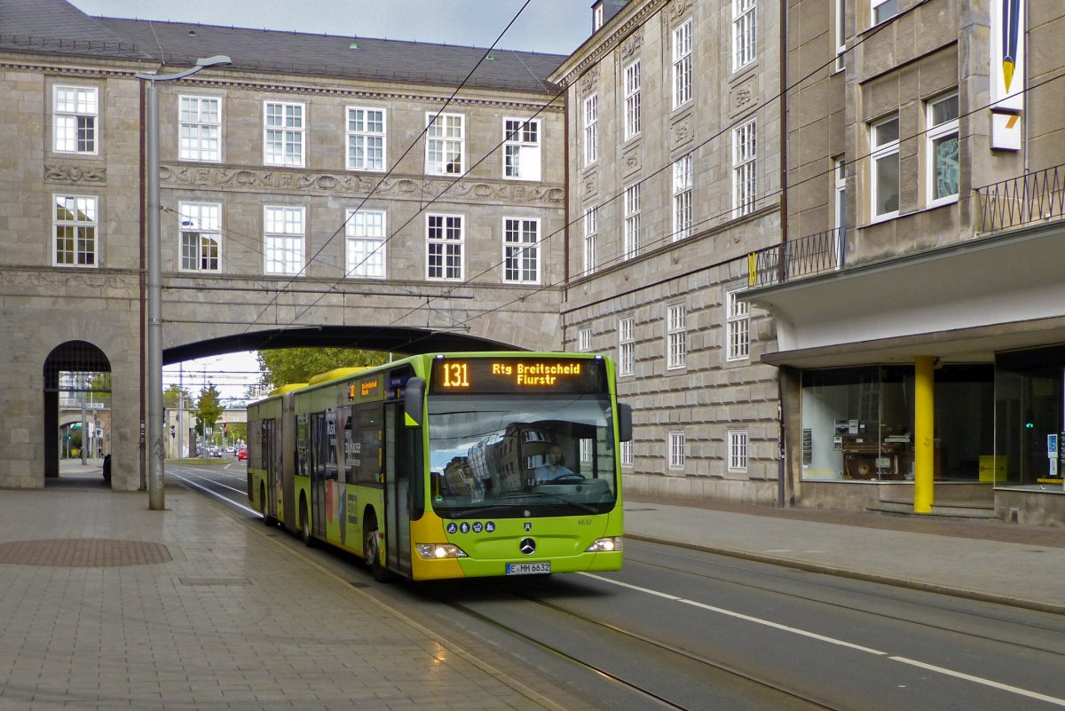 Auf der M�lheimer Friedrich-Ebert-Stra�e ist der Busverkehr zwischen dem Hauptbahnhof und der Station Stadtmitte, an der Umsteigebeziehungen zu allen Tram-Linien bestehen, geb�ndelt. Wagen 6632 ist auf dem Weg in die Nachbarstadt Ratingen.