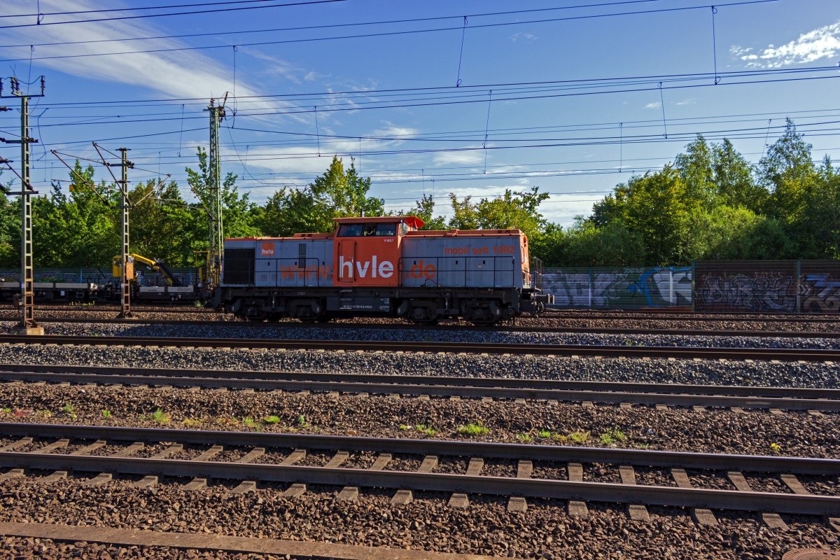 Auf den �stlich der Fernbahn gelegenen G�tergleisen von Hamburg-Rothenburgsort in Richtung Maschen ist V 160.7 der hvle (92 80 1203 150-8) unterwegs.