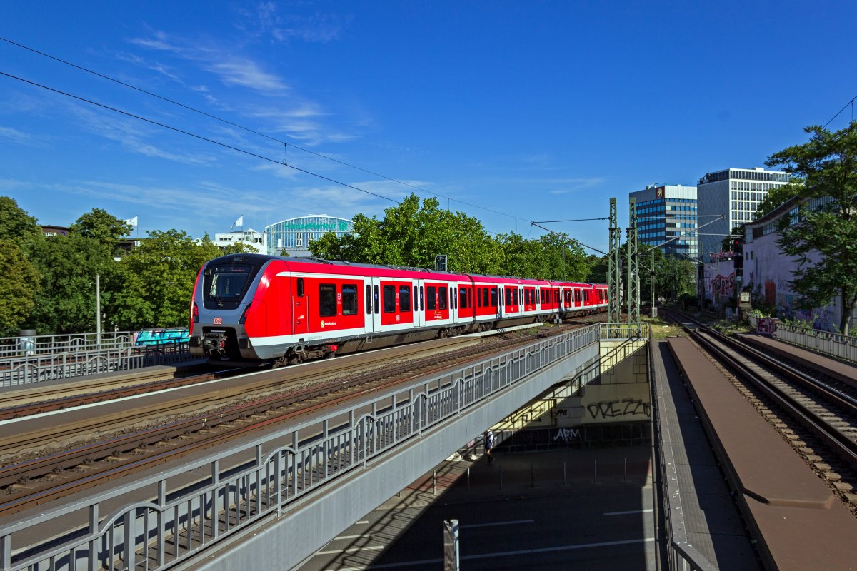 Auf der S31 fahren die S-Bahn-Triebz�ge 490 022 und 490 010von Hamburg-Altona bis nach Neugraben im �u�ersten S�dwesten der Hansestadt. In Hamburg-Dammtor ist der Gro�teil der Strecke noch zu bew�ltigen.