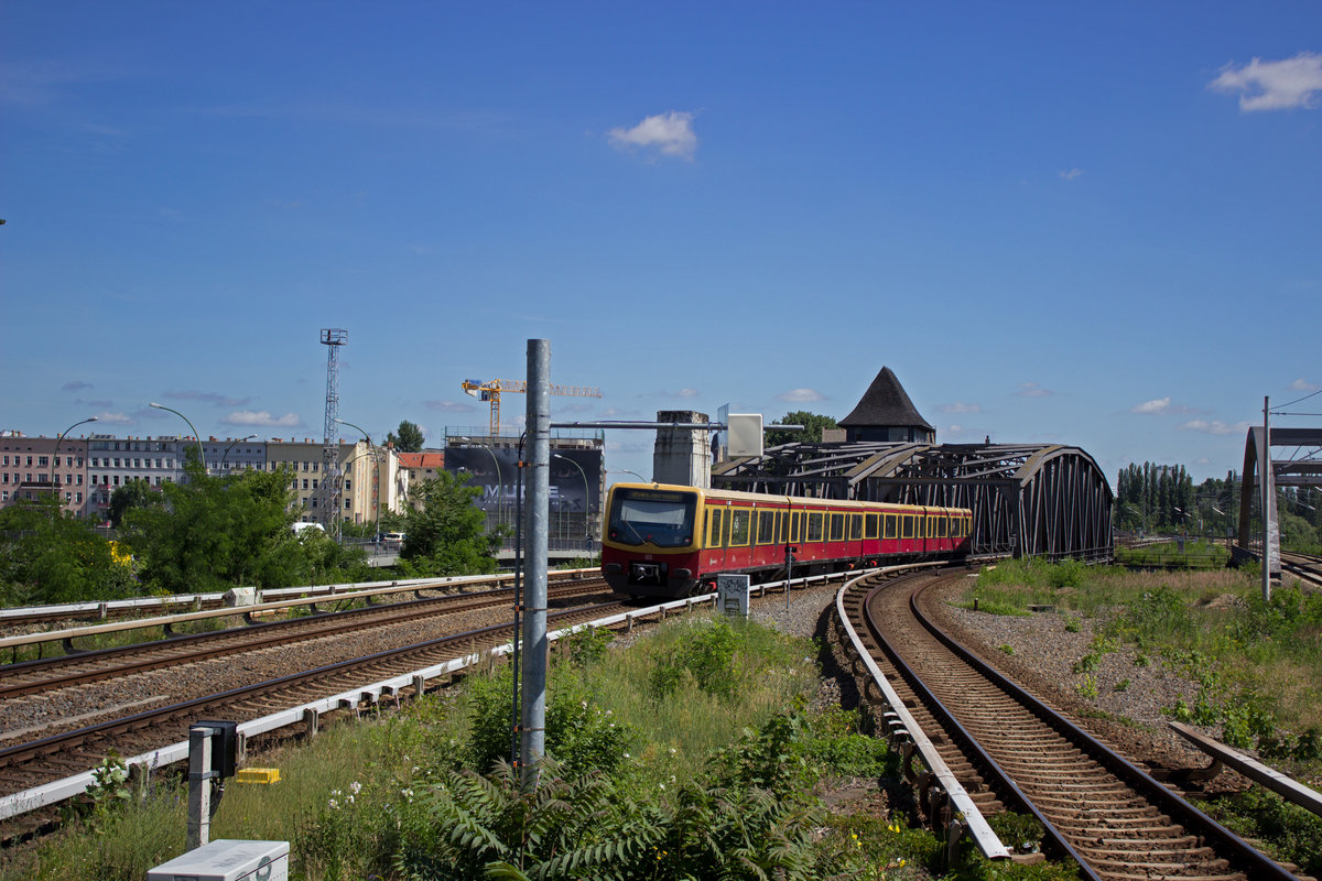 Auf der Verst�rkungslinie S85 sind im Gegensatz zu den anderen am Treptower Park vorbeifahrenden Linien nur Triebwagen der Baureihe 481 im Einsatz, da am n�rdlichen Ende der Strecke in Richtung Waidmannslust bereits das neue Sicherungssystem ZBS verlegt ist.