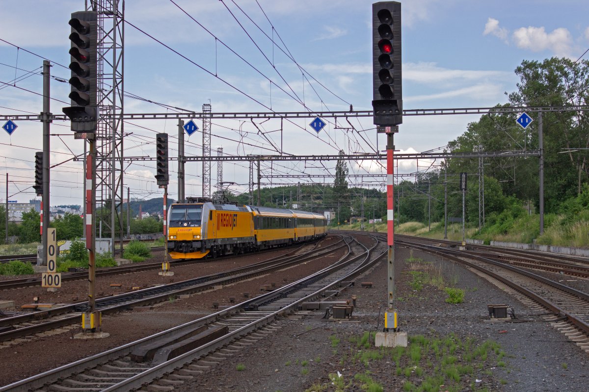 Aus Bratislava kommend f�hrt RJ 1048 mit 386 201 an der Spitze in Praha-Libeň ein.