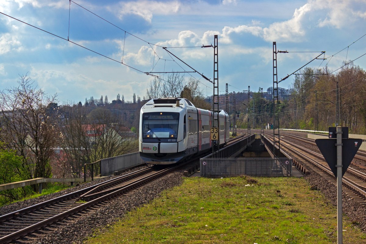 Aus dem Gegenlicht kommend wird 609 109 der Regiobahn in wenigen Augenblicken den Haltepunkt Sonnborn durchfahren. Als einzige Linie h�lt die S28 dort nicht.