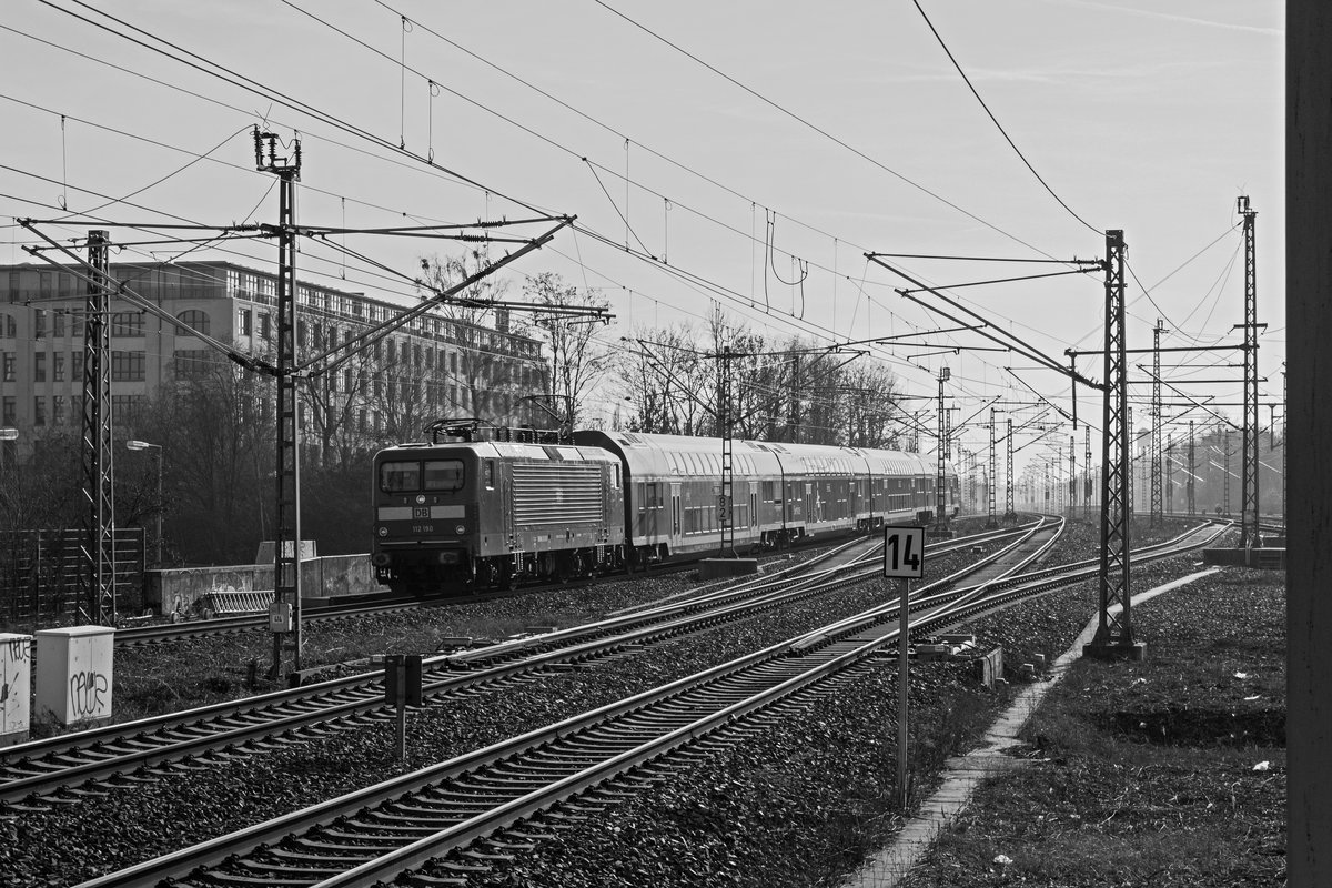 Aus dem h�rtesten Gegenlicht heraus erreicht 112 190 den Bahnhof Berlin-S�dkreuz.
