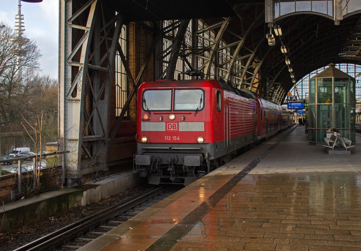 Aus dem hohen Norden kommt dieser RegionalExpree mit 112 154 an der Spitze, der gerade in Hamburg-Dammtor hält, um kurz danach seine Fahrt zum nur mehr gut zwei Kilometer entfernten Hauptbahnhof fortzusetzen.