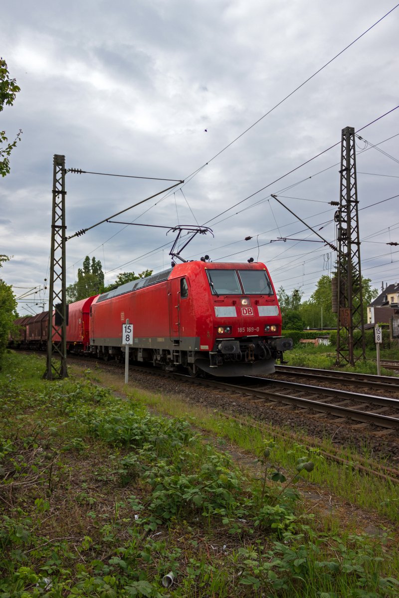 Aus Richtung Duisburg kommend erreicht ein G�terzug mit 185 169 an der Spitze Oberhausen-Osterfeld.
