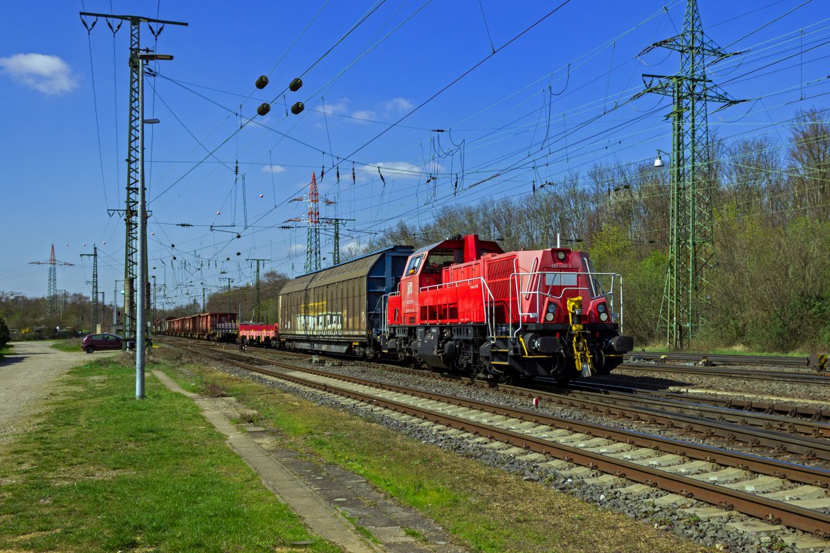 Aus Richtung K�ln-M�lheim kommend f�hrt 261 109 mit einem gemischten G�terzug in den Rangierbahnhof Gremberg ein.