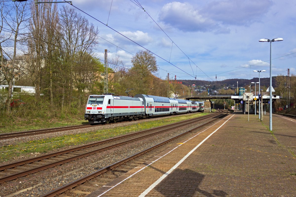 Aus Richtung Leipzig kommend hat 146 577 mit ihrem IC2 nur noch den Zwischenhalt in Solingen und rund eine halbe Stunde Fahrt vor sich, bis das Ziel, K�ln Hbf, erreicht ist.
