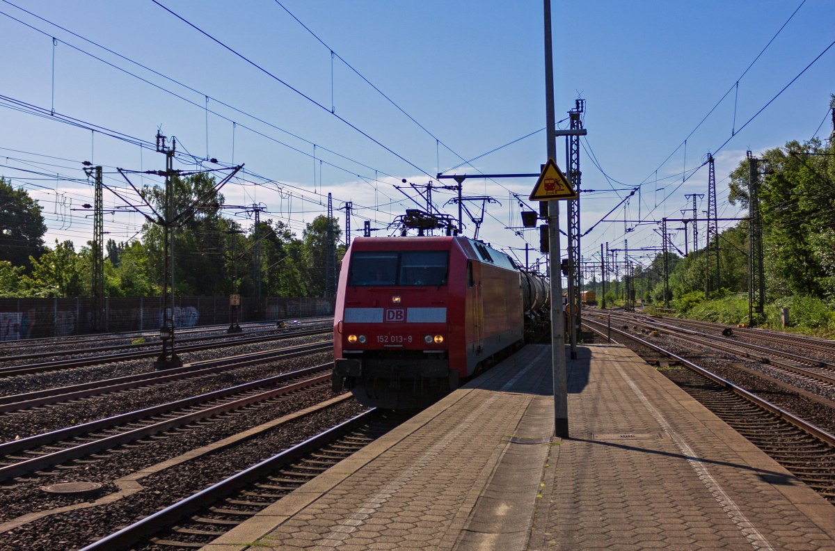 Aus Richtung S�den kommend f�hrt 152 013 mit einem G�terzug in Hamburg-Harburg ein.