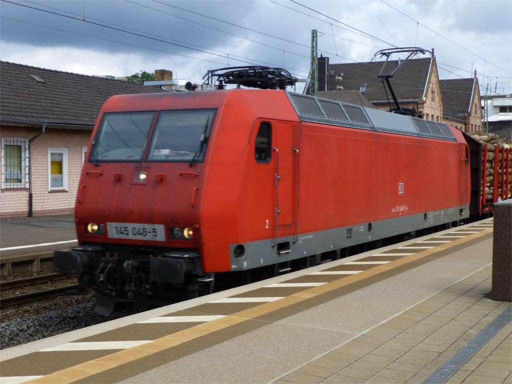 Bad Herfeld am 20.8.13 mit 145 048 und nach Hefe riechendem G�terzug.