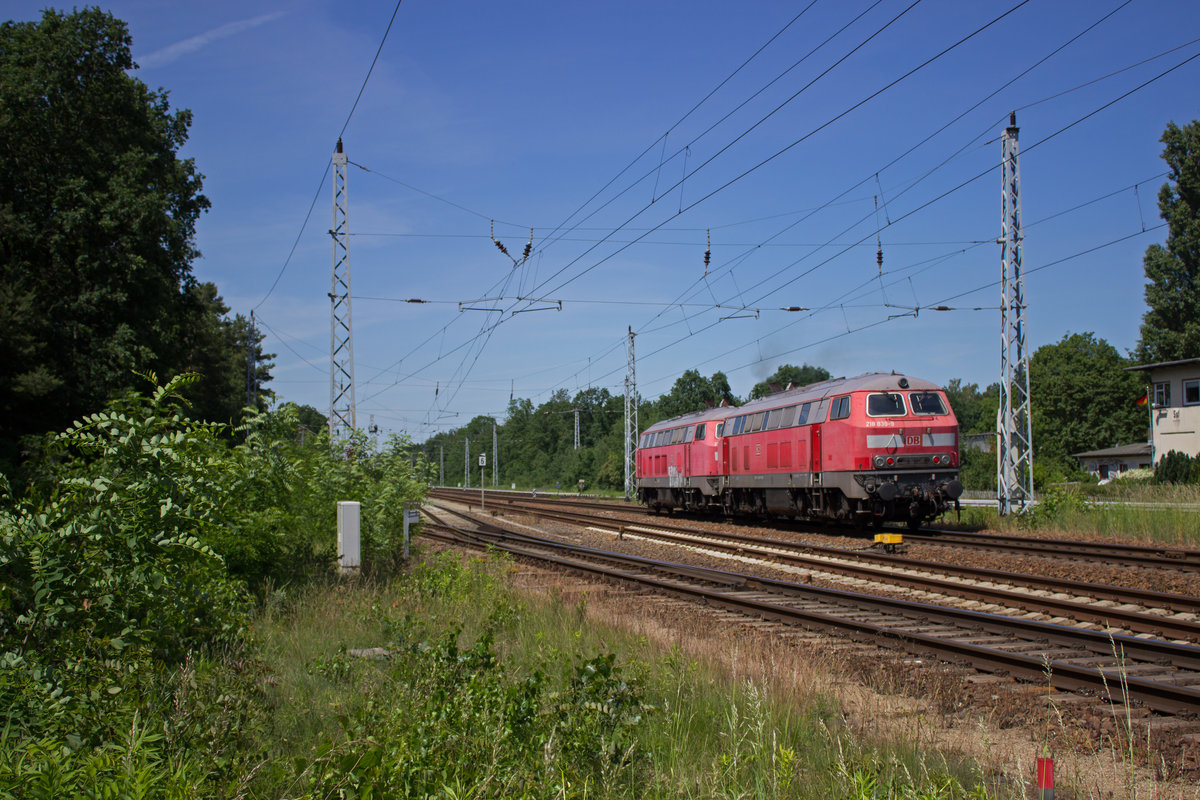Bereits auf dem Weg zur Fotostelle waren mir die beiden Berliner Abschlepp-218 (218 834 & 839) begegnet, was mich freilich �rgerte, konnte ich doch nicht wissen, dass sie keine zwei Stunden sp�ter zur�ck kommen w�rden. So wurde dann doch noch ein Foto (mit dem Hinterteil der 218 839 neben einem abgeschnittenen Stellwerk) m�glich.
