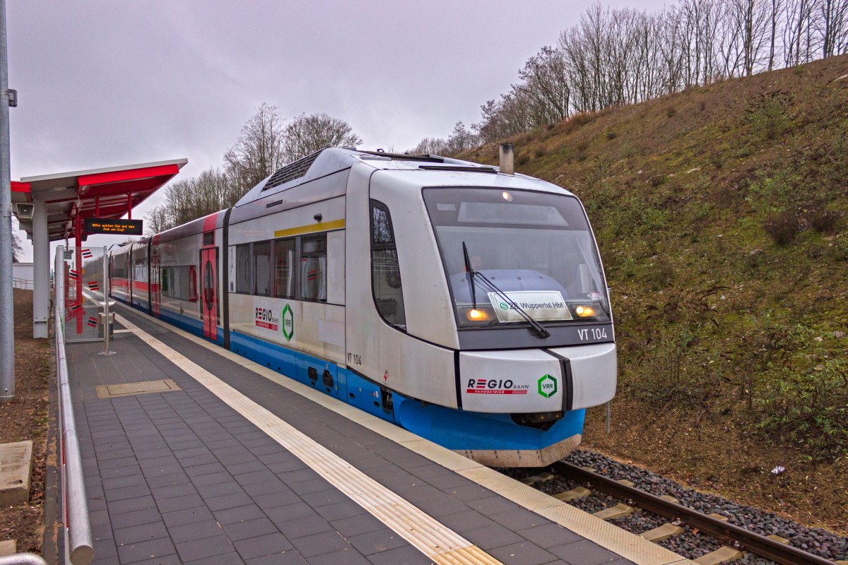 Bereits seit l�ngerer Zeit ist der Fahrzeugpark der Regiobahn f�r die zu erbringenden Bef�rderungsleistungen nur gerade so ausreichend; n�tige Kapazit�tserweiterungen waren kaum m�glich. Durch die Verl�ngerung der Linie S28 nach Wuppertal wurden noch dringender neue Fahrzeuge ben�tigt, insbesondere, weil die geplante Elektrifizierung der Strecke noch nicht absehbar ist. Auf der Suche nach Fahrzeugen wurde man in Bayern f�ndig, wo die Bayerische Oberlandbahn soeben ihre  Integral -Triebwagen durch neue LINT ersetzt hatte. Und so verschlug es diese Konstruktion der �sterreichischen Jenbacher-Werke, die nur in Form der BOB-Triebwagen je gebaut wurde, nach NRW. Hier h�lt 609 104 an Heiligabend 2020 im neu errichteten Haltepunkt Hahnenfurth/D�ssel und wird ohne dass ein Fahrgastwechsel n�tig w�re nach Wuppertal weiterfahren.