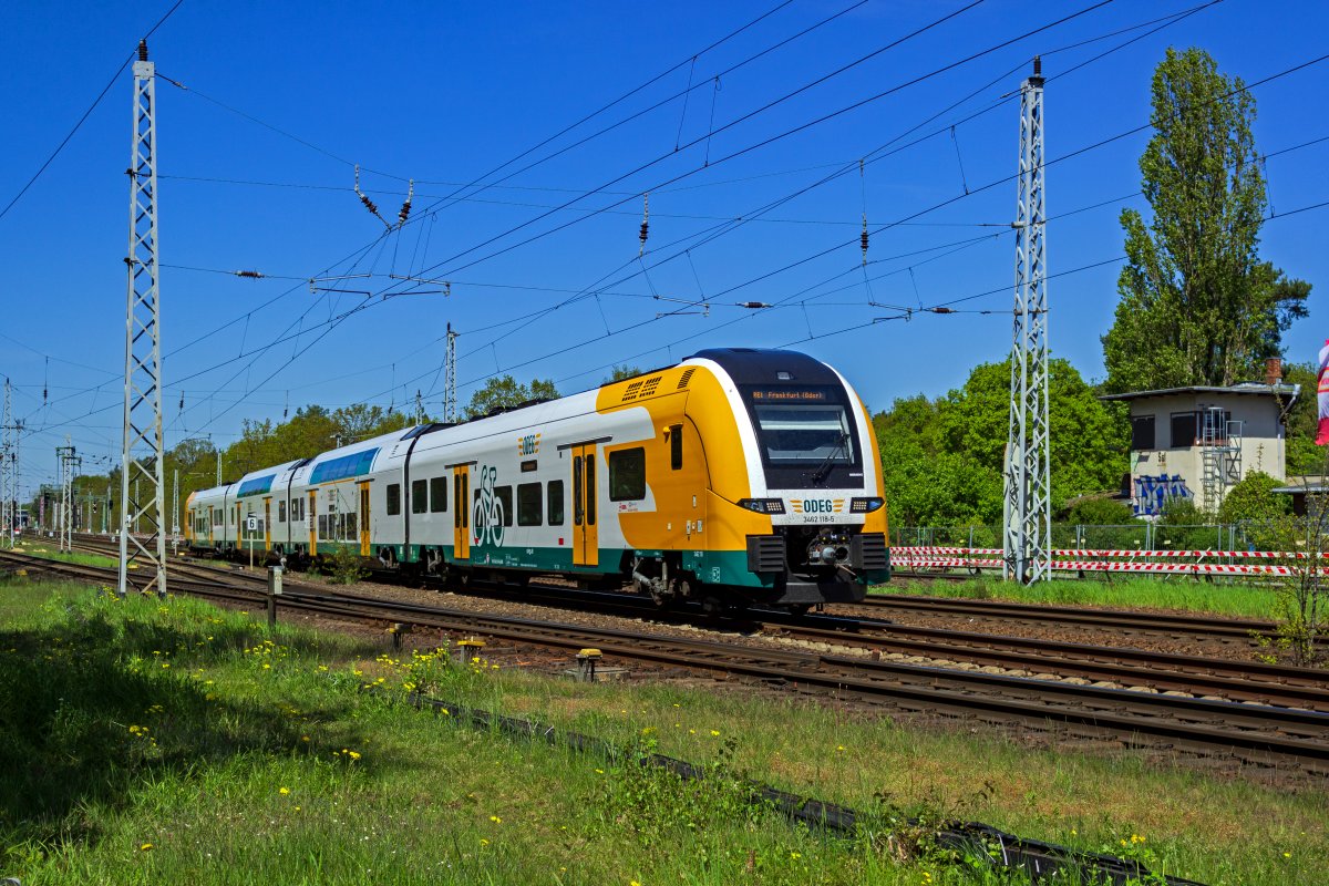 Bis zur Inbetriebnahme des ESTW K�penick war das Stellwerk Sst f�r den Verkehr an der Abzweigstelle Stadtforst zust�ndig, die seither als Bahnhofsteil zum Bahnhof Berlin-K�penick geh�rt. 3462 118 passiert auf der Fahrt in Richtung Frankfurt das ehemalige Stellwerksgeb�ude.