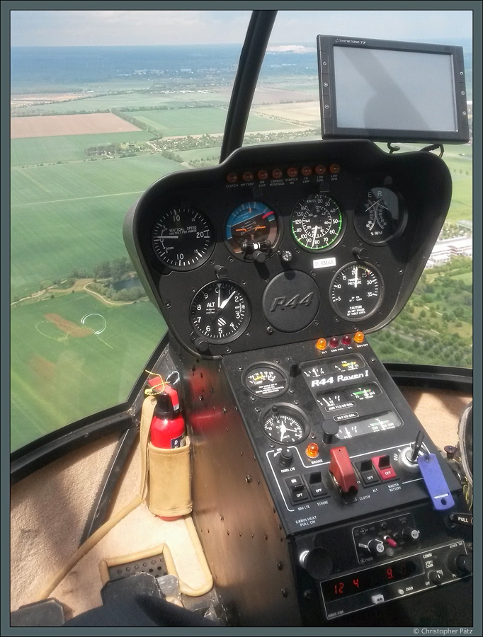 Blick auf die Instrumente eines Robinson R44, am 30.05.2015 in ca. 1000 Fuß über Barleben.