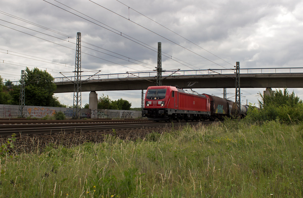 Brandneu ist 187 115, die hier mit einem gemischten G�terzug vermutlich von Mannheim nach Gremberg unterwegs ist.