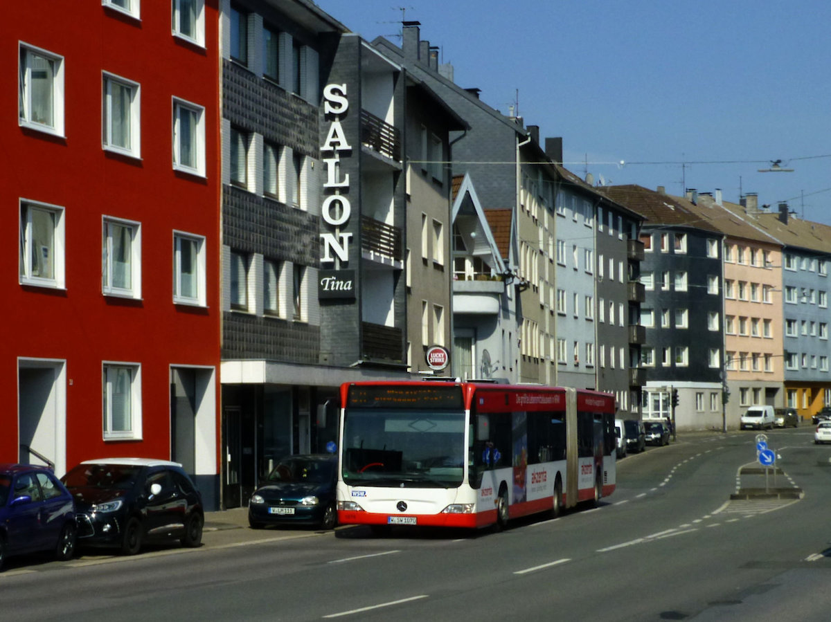 Bus 1070 mit Werbung f�r einen lokalen Supermarkt. Am 16.4.19 ist der Bus auf der Linie 611 eingeteilt, hier an der Heckinghauser Stra�e kurz vor der Hst Herzogbr�cke.