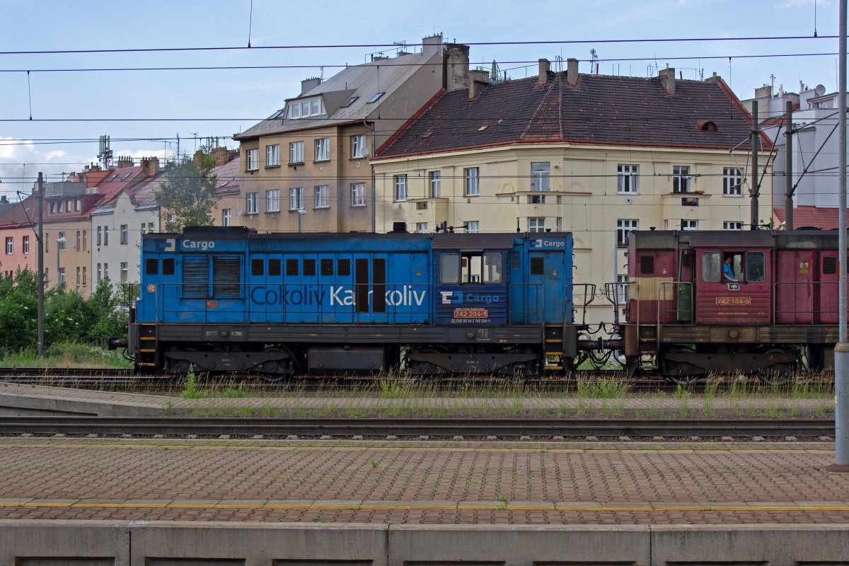 Cokoliv kamkoliv lautet das Motto der G�tersparte der ČD, frei �bersetzt: Egal was, egal wohin. Sicherlich nicht egal wohin, sondern mit einem speziellen Fahrtziel ist 742 204 als Teil eines Lv (Lokomotivn� vlak) unterwegs, auf deren Seite dieses Motto abgebildet ist.