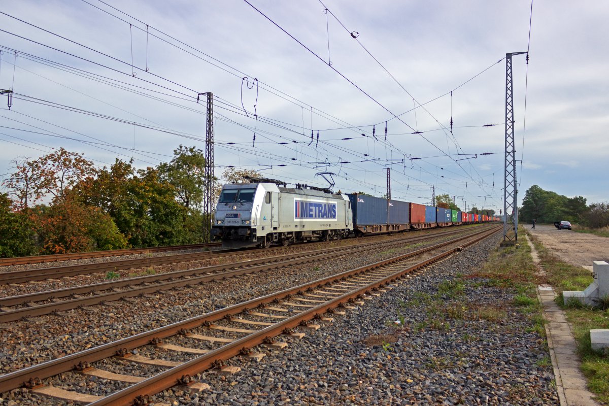 Containerz�ge im Zulauf zu H�fen an der Nordsee, vor allem Hamburg, bilden das Kerngesch�ft des tschechischen Unternehmens Metrans. Deren Lokomotive 386 026 war am 13.10.2020 mit einem derartigen Zug auf dem Berliner Au�enring unterwegs.