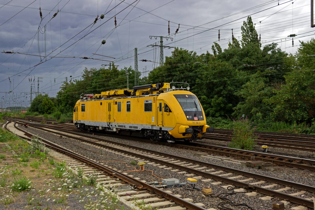 Das in Hamm stationierte Instandhaltungsfahrzeug f�r Oberleitungsanlagen, 711 104, rangierte am 26.07.23 auf den G�tergleisen in Hamm Hauptbahnhof.
